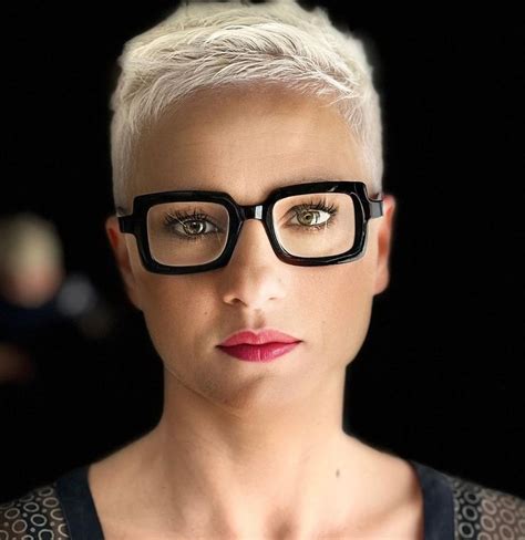 32 Handpicked Short Hairstyles for Women with Glasses